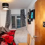 Room In Guest Room - Charming London Guest Room With Garden Bbq